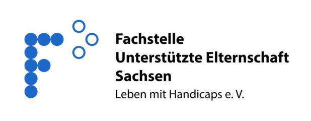 An dieser Stelle ist ein Bild. Es zeigt das Logo der Fachstelle Unterstützte Elternschaft. Ein großes F aus blauen Punkten. Rechts oben neben dem F sind drei blaue Kreise. Die Blauen Kreise bilden ein Dreieck.  Das Dreieck zeigt mit einer Spitze nach rechts.  Rechts neben dem Dreieck steht in schwarzer Schrift Fachstelle Unterstützte Elternschaft Sachsen. Hier ist das Bild zu ende.