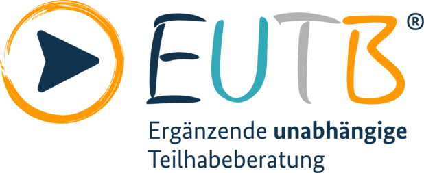 Logo der Ergänzenden unabhängigen Teilhabeberatung. Das Logo Besteht aus zwei Elementen. Beide Elemente sind in einer Reihe angeordnet: Links befindet sich ein blauer, nach rechts weisender  Pfeil, der von einem orangefarbenen Kreis umschlossen wird.  Rechts von Kreis und Pfeil folgen die Buchstaben E, U, T, B. Alle Buchstaben sind großgeschrieben und verschiedenfarbig. Das E ist blau, das U türkis, das T grau und das B ist orange