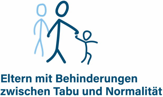 Das Logo ist gezeichnet und zeigt drei Strichpersonen auf weißem Grund. Die größte Strichperson in der Mitte in Dunkelblau hält eine kleine, gleichfalls dunkelblaue Strichperson an der Hand. Die dritte Strichperson in Hellblau befindet sich etwas versetzt links im Hintergrund. Darunter steht in dunkelblauer Schrift auf weißem Grund: Eltern mit Behinderungen zwischen Tabu und Normalität.